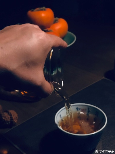 (逃离人间by嗜酒喝茶)逃离人间嗜酒吃茶,探寻内心深处的平静和自由