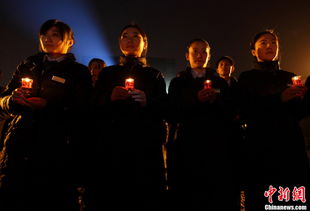 在烛光摇曳中,男瞳深邃如夜,诉说着无尽的秘密与情感